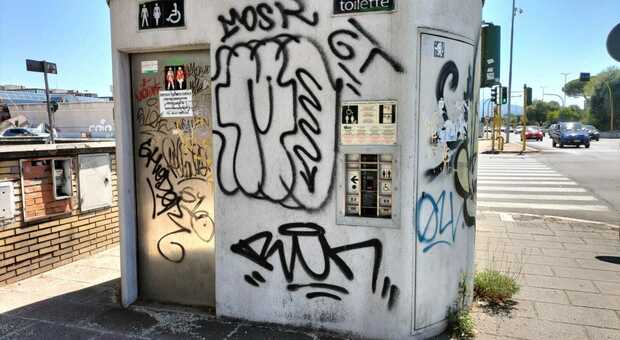 Roma, bagni pubblici non funzionano, turisti assaltano toilette dei bar. Ma spuntano gli avvisi di «fuori servizio»