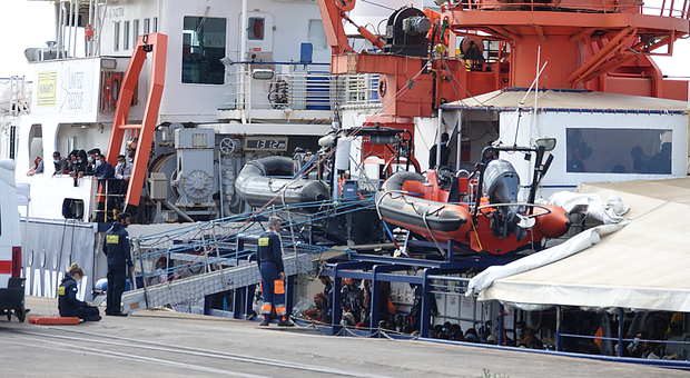 Migranti: in 398 sbarcati a Taranto dalla nave «Humanity 1»