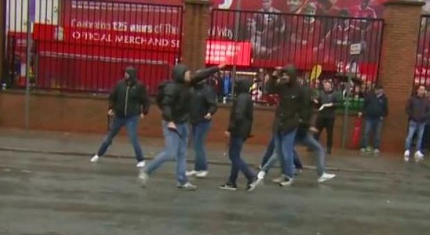 Liverpool, indagine anche sullo striscione pro De Santis dei tifosi della Roma
