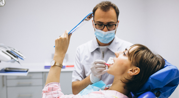 Dentisti e Covid, rimosse la misure anti-contagio: stop alla misurazione della febbre e al triage telefonico, sì agli accompagnatori