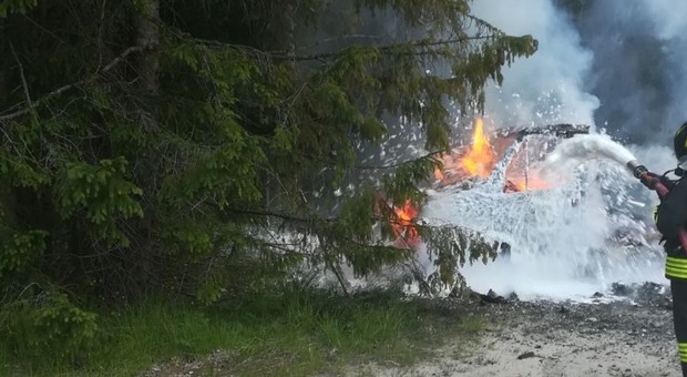 Orrore al campeggio, roulotte in fiamme: morta mamma, feriti il compagno e i bambini
