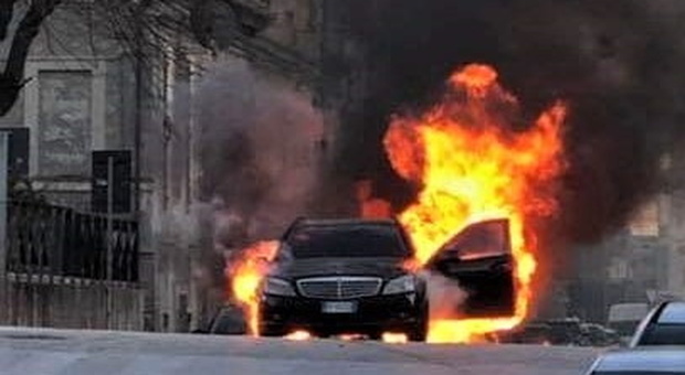 Porto Sant'Elpidio, l'avvocato scende dall'auto e la Mercedes prende fuoco: mezzo carbonizzato