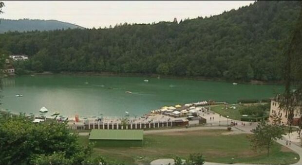 Trentino, fa il bagno nel lago e non riemerge: scomparso scout di 17 anni, era in gita con gli amici