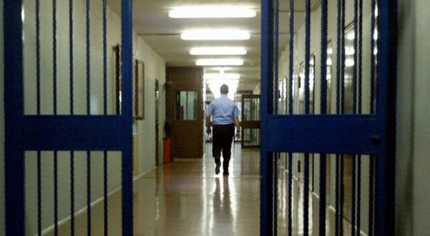 Bloccato pacco per il detenuto ad "alta sicurezza": dentro c'erano 8 cellulari