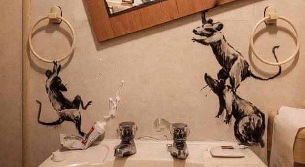 Banksy in quarantena si scatena: «Mia moglie mi odia quando lavoro da casa»