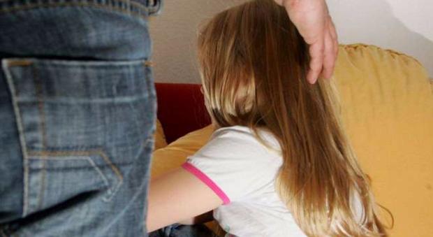 Abusi su una 14enne, arrestato ex consigliere comunale di 49 anni