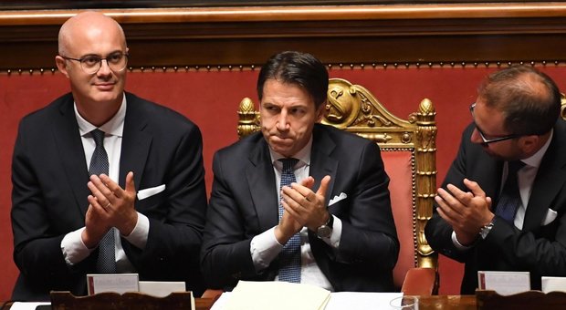 Conte bis, alle 18 fiducia in Senato. Salvini: «Voi minoranza del Paese, noi senza poltrone, ma a testa alta. No a legge elettorale-inciucio» Diretta Conte bis, alle 18 fiducia in Senato. Salvini: «Voi minoranza del Paese, noi senza poltrone, ma a testa alta. No a legge elettorale-inciucio» Diretta