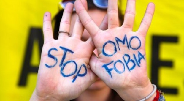 Coppia gay insultata e picchiata dal branco a Verona di fronte all'Arena nella sera dell'Aida Coppia gay insultata e picchiata dal branco a Verona di fronte all'Arena nella sera dell'Aida