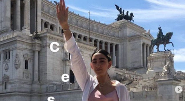 Armine Harutyunyan, la modella di Gucci fa il "saluto romano". Il web la difende: «Era ave Cesare»