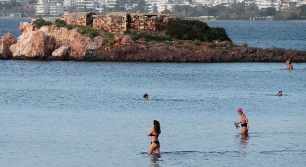 In Spagna ondata di gelo e in Grecia si fa il bagno al mare