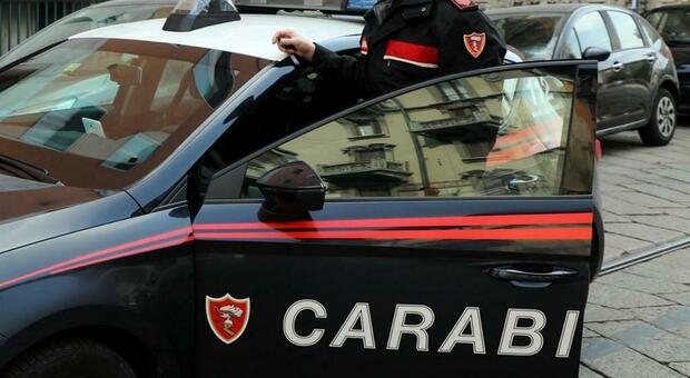 Aggredisce un ambulante, poi se la prende con i carabinieri: arrestato un 33enne Aggredisce un ambulante, poi se la prende con i carabinieri: arrestato un 33enne