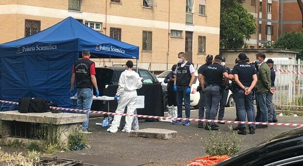Roma, corpo di un uomo trovato in una valigia in strada: «Fuoriuscivano macchie di sangue»