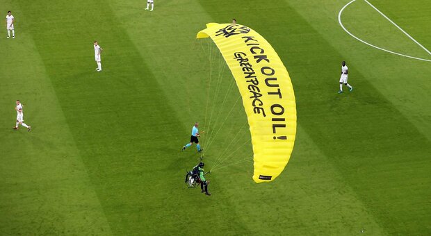 Francia-Germania, invasione di campo di un attivista di Greenpeace: atterra nello stadio con un paracadute
