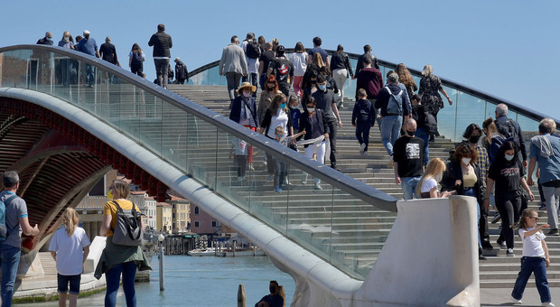 Venezia, ponte di Calatrava "massacrato" da trolley e carretti: ogni gradino costa 4.500 euro. «500mila euro per cambiarli tutti»