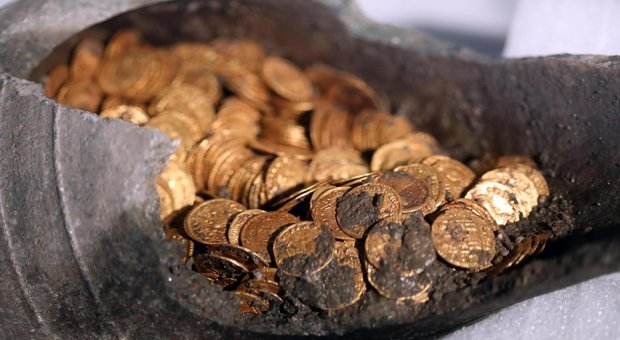 Como, scavi portano alla luce 300 monete romane: «Uno dei tesori più grandi mai ritrovati»