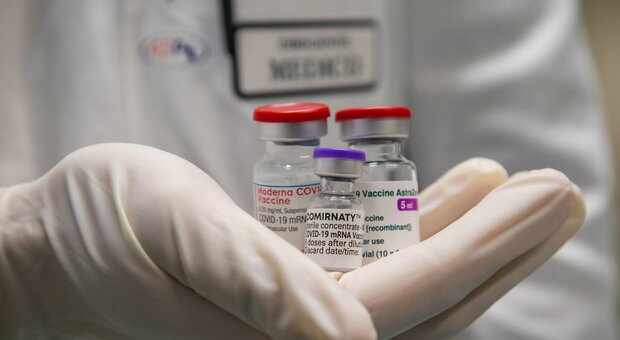 Vaccini, la terza dose potrebbe funzionare meglio contro le varianti: via allo studio negli Stati Uniti