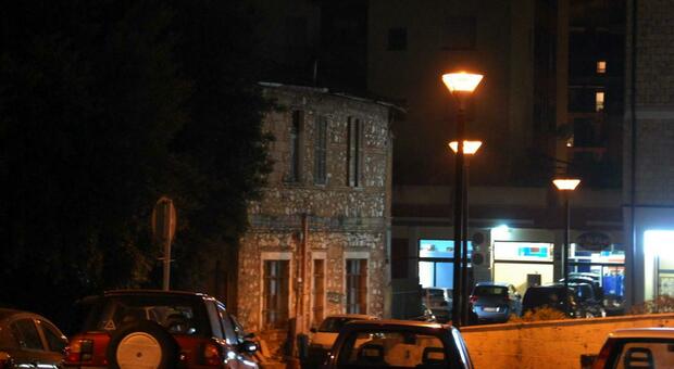 Risparmio energetico in Italia: lampioni spenti a Belluno e condizionatori al minimo a Milano. Le ordinanze per ridurre i consumi