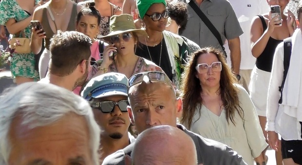 Jennifer Lopez, concerto di beneficenza a Capri. Ospiti d'eccezione: Leonardo di Caprio e Naomi Campbell