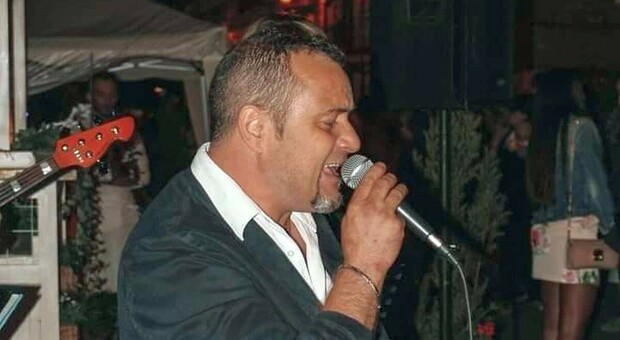 Raffaele stroncato da malore in fabbrica a 49 anni: era un noto cantante