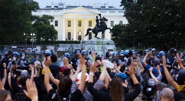 Usa: scontri davanti alla Casa Bianca, evacuato l'edificio presidenziale. Attacco alla statua Andrew Jackson Usa: scontri davanti alla Casa Bianca, evacuato l'edificio presidenziale. Attacco alla statua Andrew Jackson