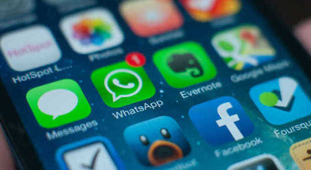 "I messaggi WhatsApp si possono modificare": l'allarme di un esperto