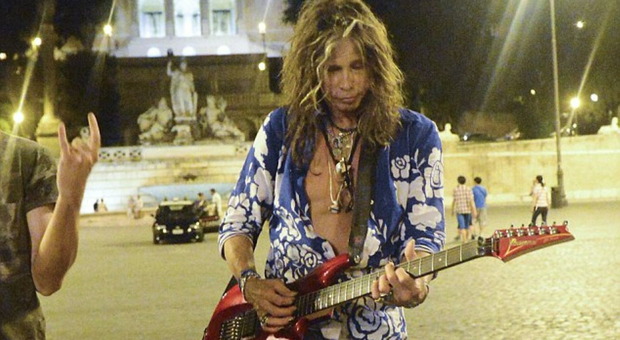 Steven Tyler e la cocaina, il frontman degli Aerosmith ricoverato in rehab. Salta il tour, la band si scusa
