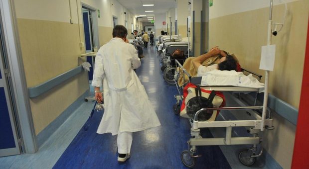 Metteva farmaci e sostanze tossiche nel cibo dato al marito in ospedale per ucciderlo: scoperta e arrestata Metteva farmaci e sostanze tossiche nel cibo dato al marito in ospedale per ucciderlo: scoperta e arrestata