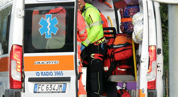 Perde il controllo dell'ambulanza dopo un soccorso e si schianta contro un albero: Luca muore a 51 anni