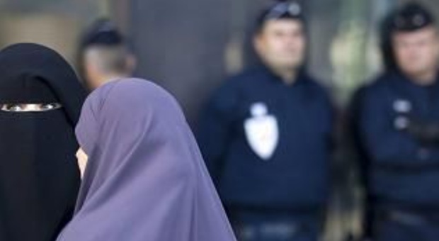 Torino, strappò il velo a una musulmana sul bus: condannata una 23enne