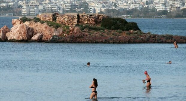 Grecia, caldo record: 28 gradi a gennaio, folla sulle spiagge nonostante il lockdown
