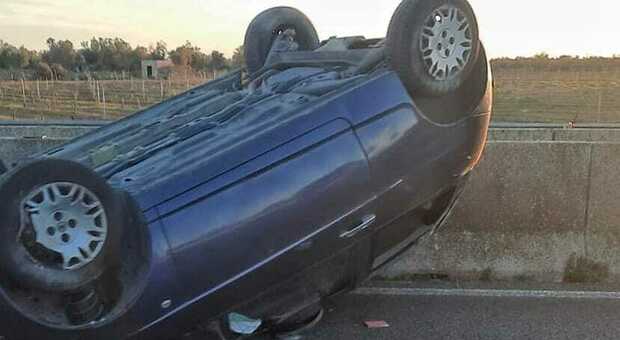Salento, incidente sulla superstrada Brindisi-Lecce: un'auto si ribalta