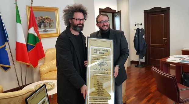 il sindaco dell'Aquila Pierluigi Biondi (a destra) con il direttore del Tsa, Simone Cristicchi