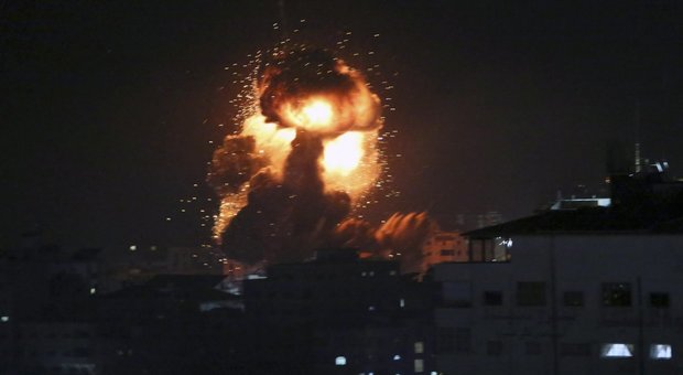 Israele, attacco aereo contro un palazzo di Hamas Israele, attacco aereo contro un palazzo di Hamas