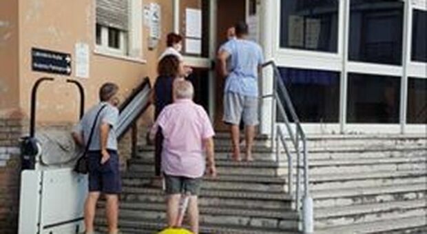 Al Laboratorio analisi tutti in fila sotto il sole. La Cisl: «Va potenziata l’assistenza domiciliare» Al Laboratorio analisi tutti in fila sotto il sole. La Cisl: «Va potenziata l’assistenza domiciliare»