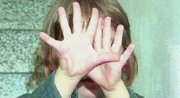 Bimba picchiata e violentata dal papà con la complicità della mamma, i genitori a processo Bimba picchiata e violentata dal papà con la complicità della mamma, i genitori a processo
