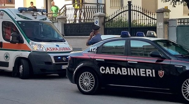 Pesaro, precipita dal secondo piano e lo trovano riverso in strada: gravissimo un 30enne Pesaro, precipita dal secondo piano e lo trovano riverso in strada: gravissimo un 30enne