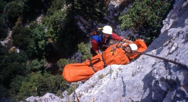Una operazione di soccorso in montagna. Foto di archivio Una operazione di soccorso in montagna. Foto di archivio