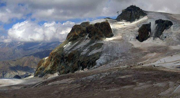Scioglimento dei ghiacciai in Svizzera fa riemergere resti umani e il relitto di un aereo
