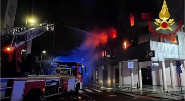 Milano, incendio in un palazzo del centro: evacuate 50 persone