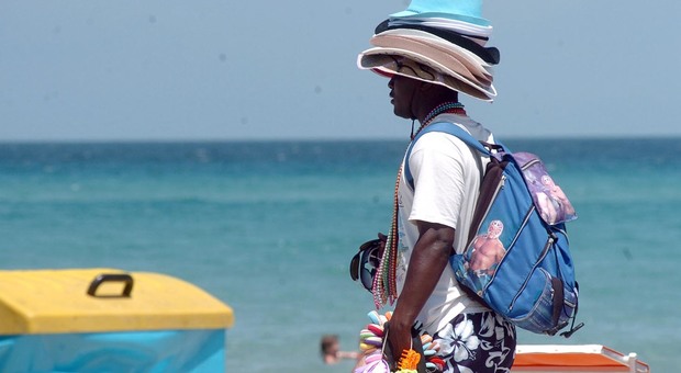 Salvini annuncia: «Via gli ambulanti di colore dalle spiagge, rendiamole più sicure»
