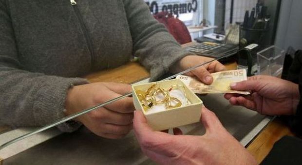 Entra in gioielleria e riconosce il suo collier: era al collo della titolare del negozio Entra in gioielleria e riconosce il suo collier: era al collo della titolare del negozio