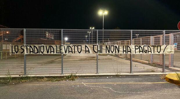 Lo striscione comparso nella notte allo Scopigno Lo striscione comparso nella notte allo Scopigno