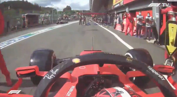Formula 1, Leclerc non si accorge che il microfono è acceso e sbotta: «Porca p...»