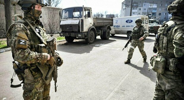 Guerra in Ucraina, la diretta. Zelensky: «A Mariupol l'esercito russo potrebbe usare armi chimiche». Il porto sotto controllo dei filo-russi