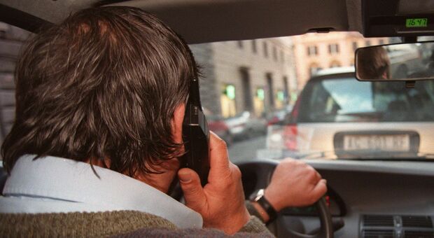 Pugno di ferro della polizia locale di Treviso nei confronti di chi guida usando il telefonino