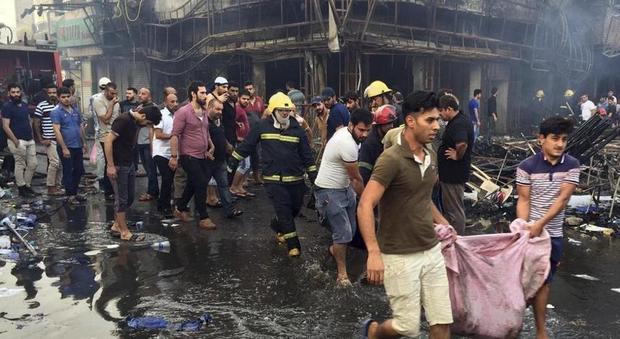 Iraq, autobomba Isis fa strage di bambini a Baghdad: almeno 200 morti e 225 feriti