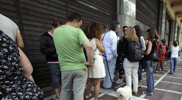 Grecia, code ai bancomat per ritirare i risparmi. Banche chiuse Grecia, code ai bancomat per ritirare i risparmi. Banche chiuse