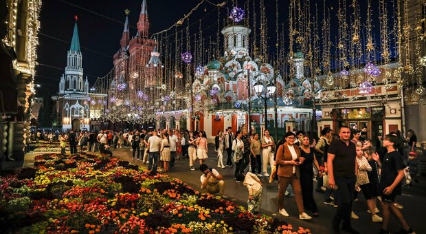 A Mosca la guerra non esiste più: la città si diverte tra festival, feste e champagne. «Non vogliamo più sentirne parlare»