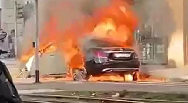 Paura nel cuore di Milano: in fiamme la Mercedes che faceva servizio Ncc FOTO E VIDEO