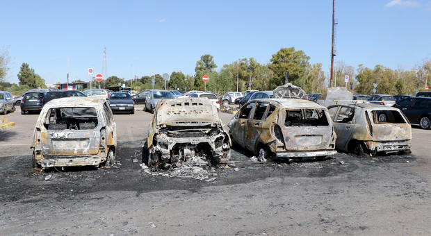 Le auto incendiate nel parcheggio Le auto incendiate nel parcheggio
